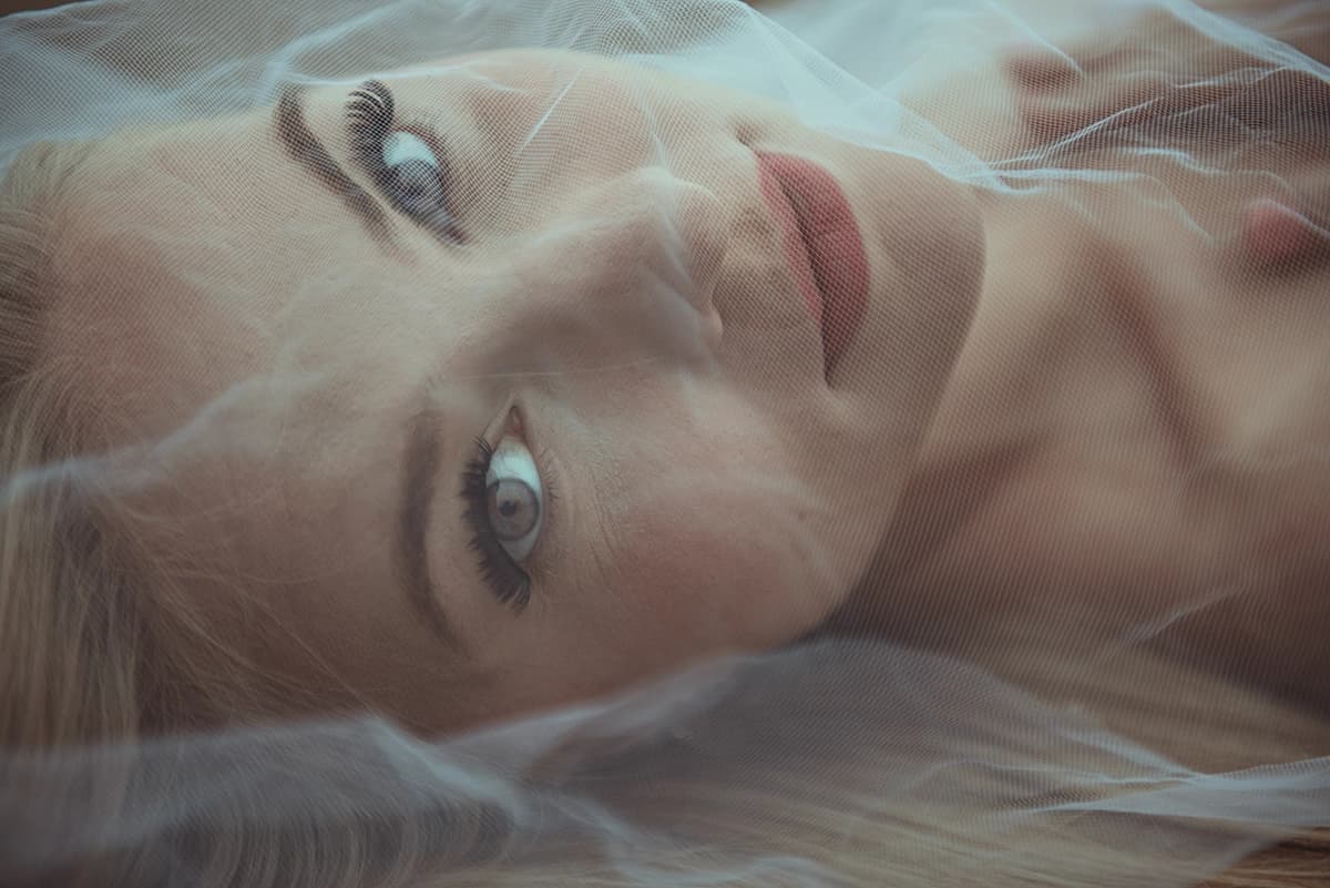 Creatief beautyportret onder een transparante sluier in Veenendaal