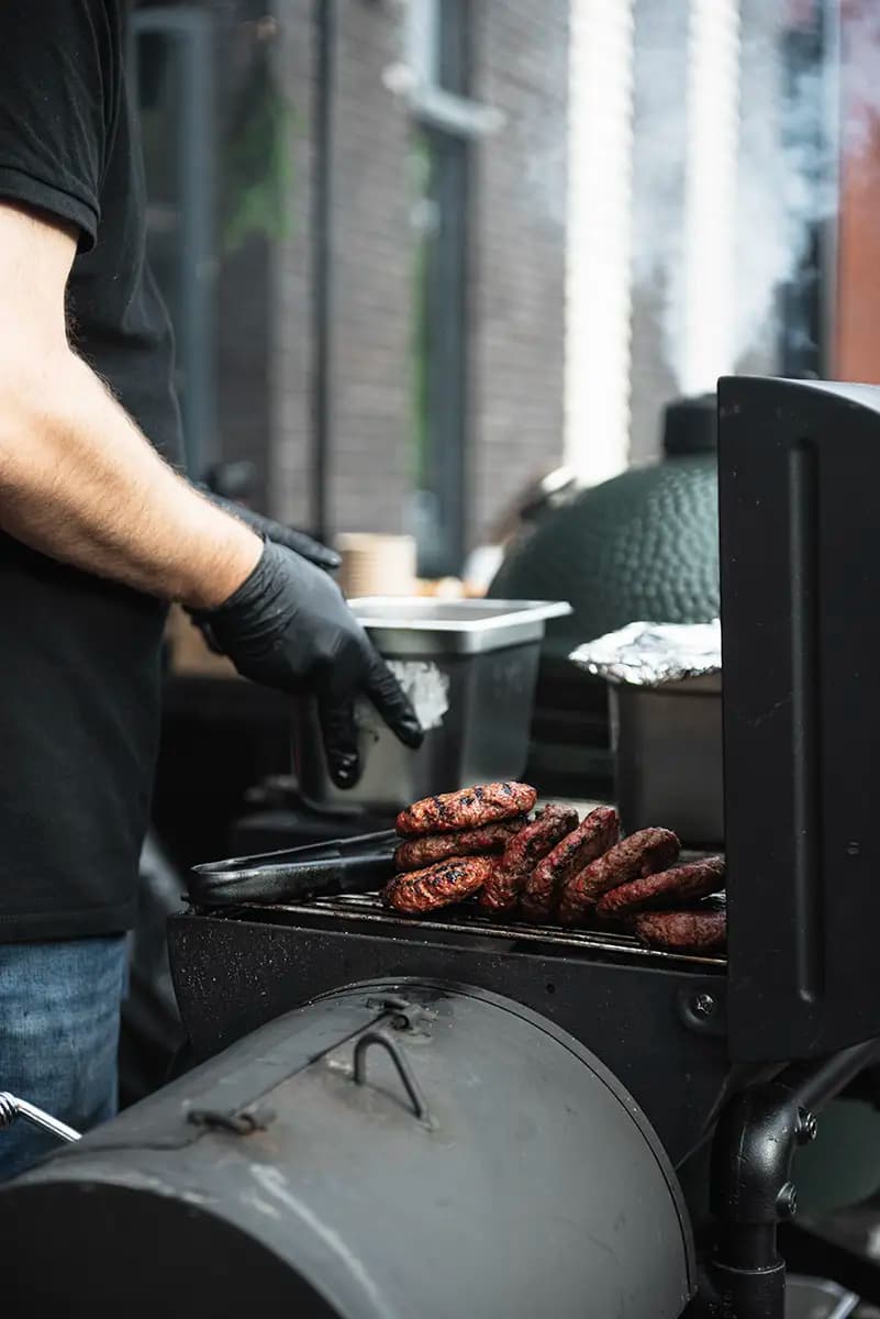 Barbecuekok tijdens evenementenfotografie van een bedrijfsfeest in Veenendaal