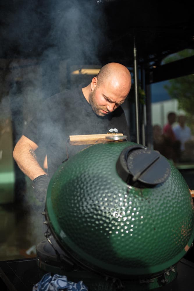 Medewerker serveert catering tijdens evenementenfotografie in Veenendaal