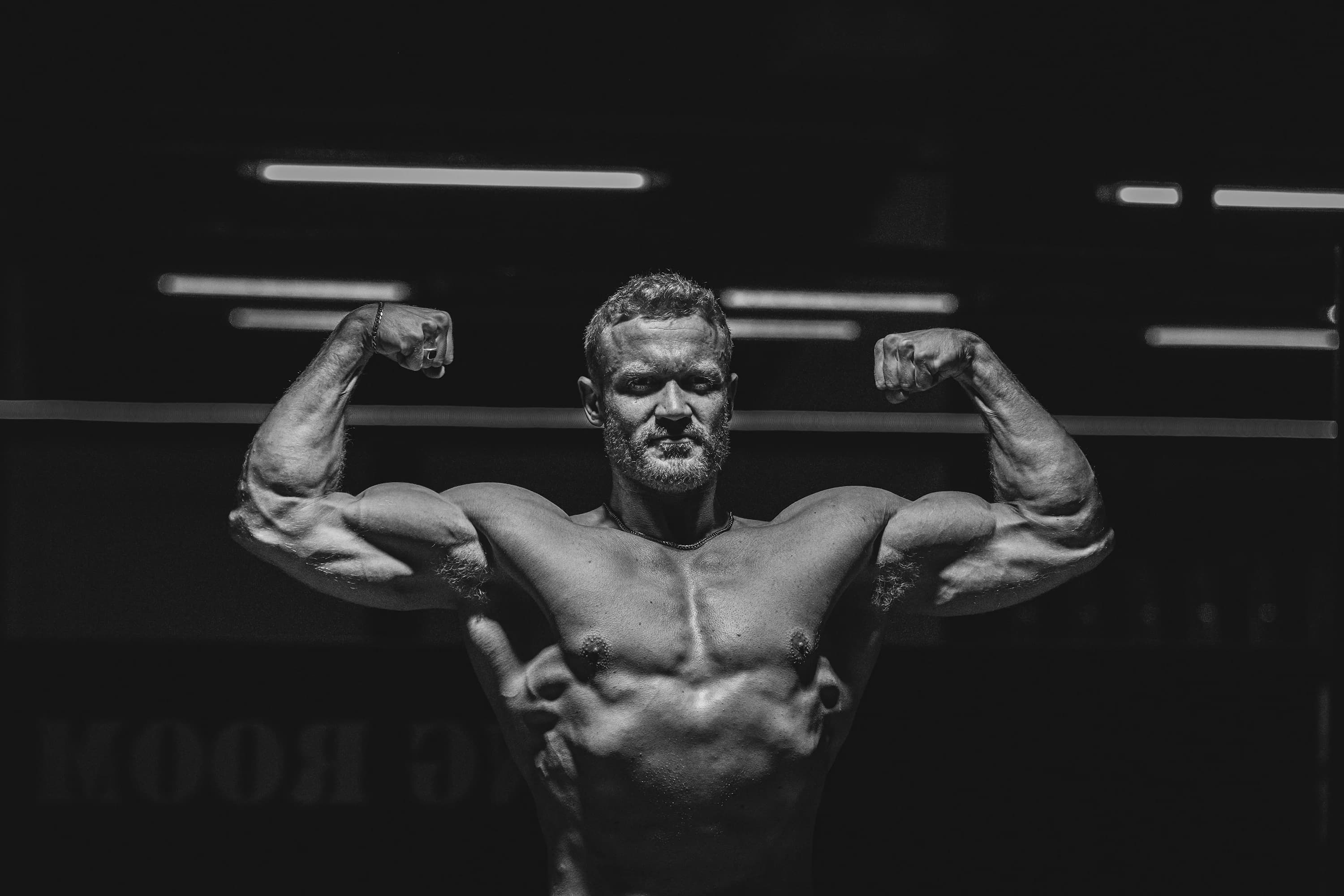 Zwart-wit studioportret van een bodybuilder in Veenendaal