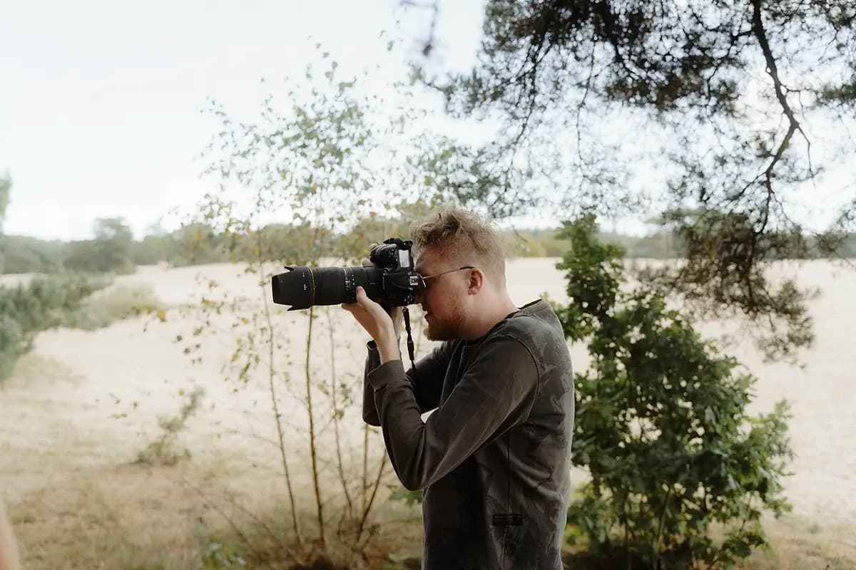 Fotograaf Jelle Wouter Verschuren tijdens een fotoshoot in Veenendaal