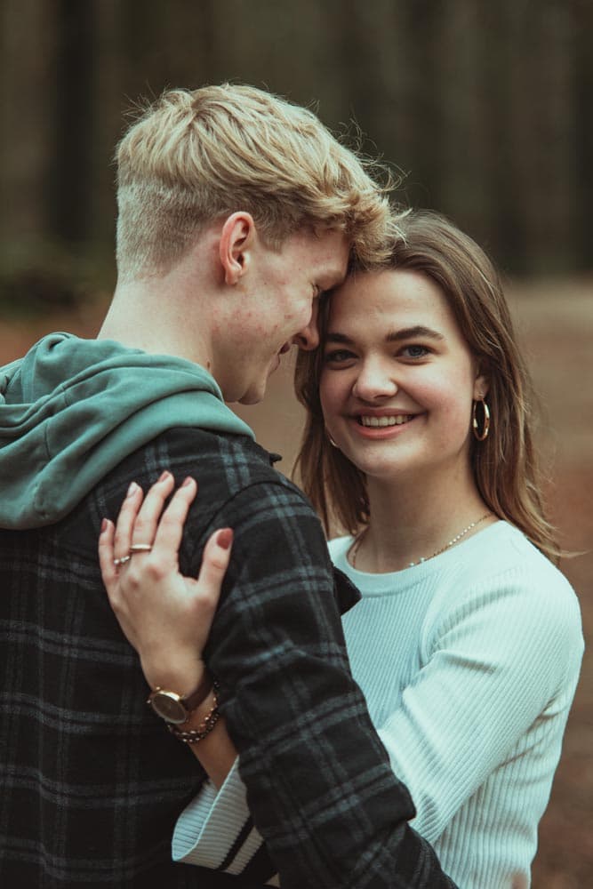 Koppelshoot met een omhelzing in het bos bij Veenendaal