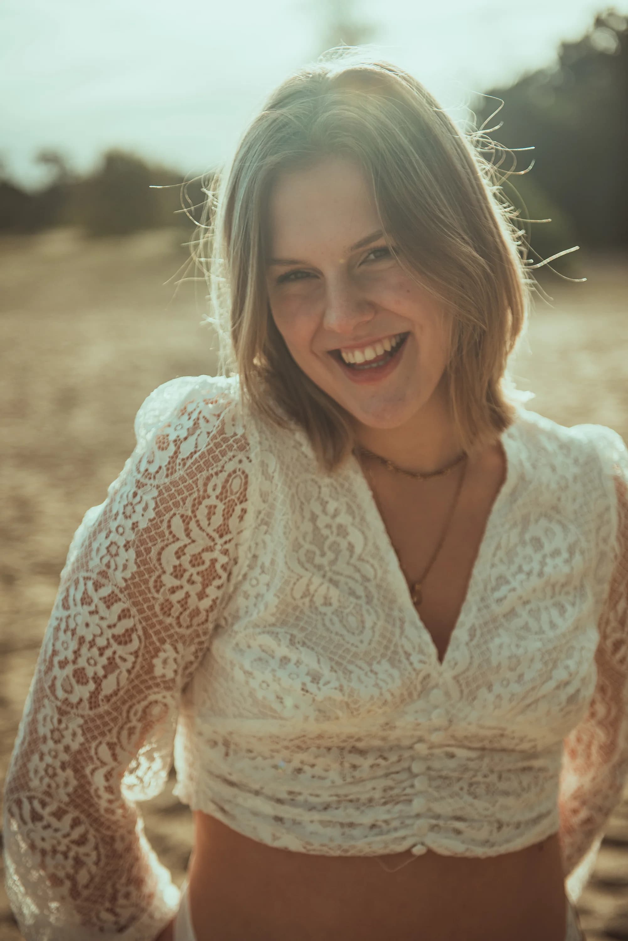 Portretshoot van een lachende vrouw in warm avondlicht in Veenendaal