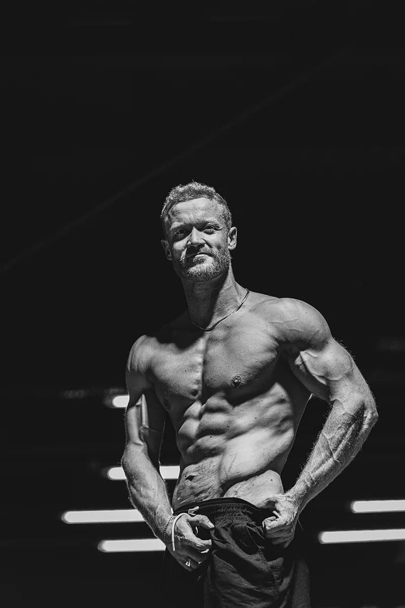Zwart-wit fitnessportret van een bodybuilder in Veenendaal