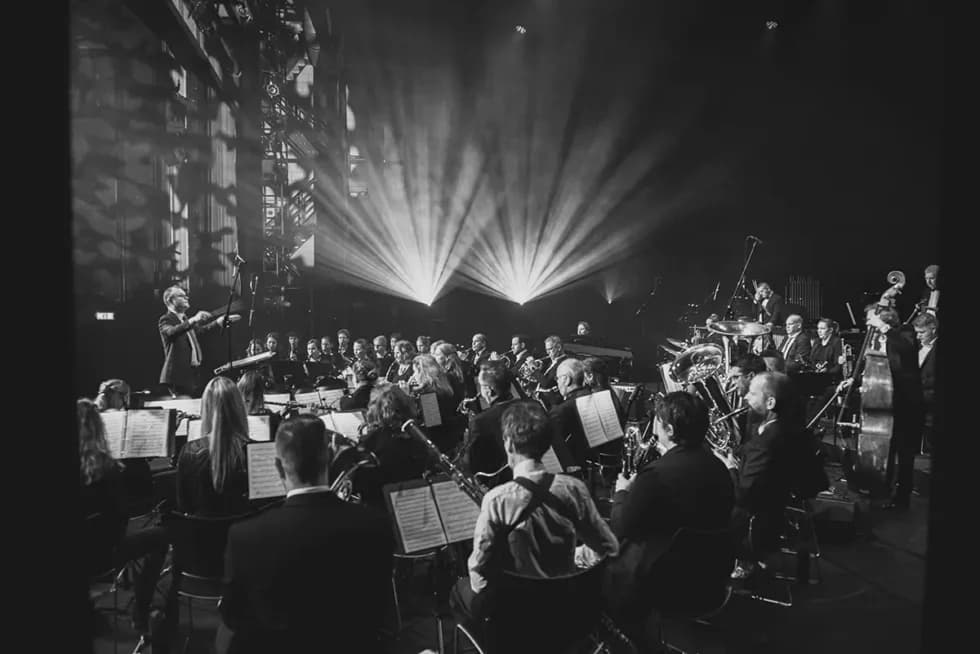 Orkest op een sfeervol podium tijdens evenementenfotografie in Veenendaal