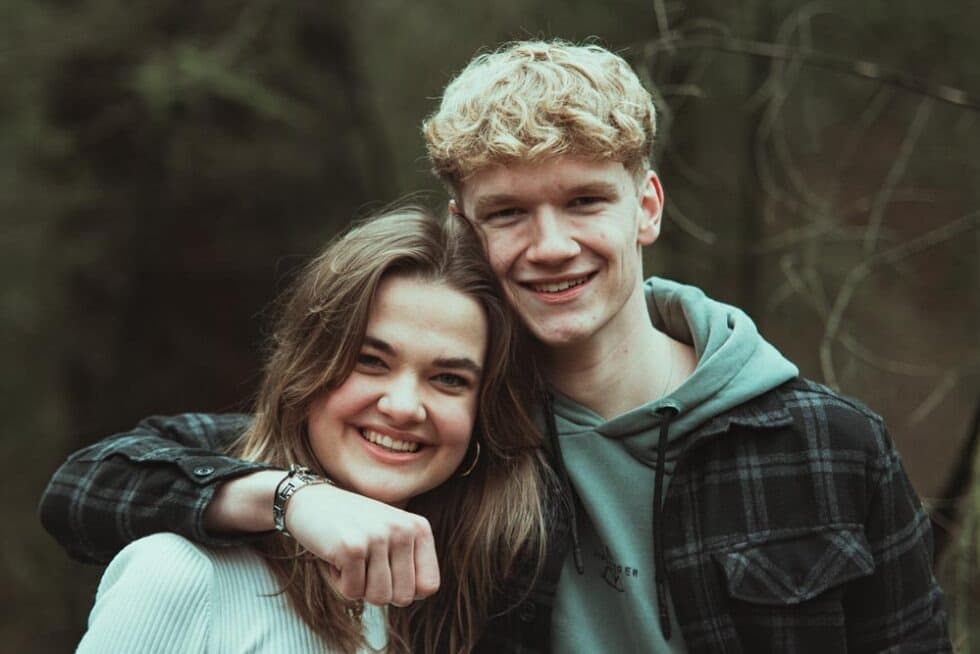 Portretfotografie van een jong stel in het bos bij Veenendaal
