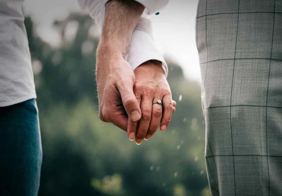 Bruidspaar hand in hand tijdens trouwfotografie in Veenendaal