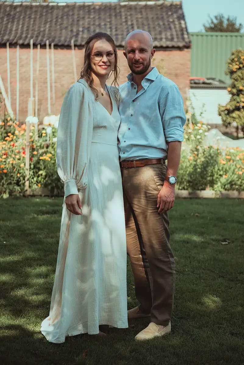Bruidspaar in een zonnige tuin tijdens trouwfotografie in Veenendaal