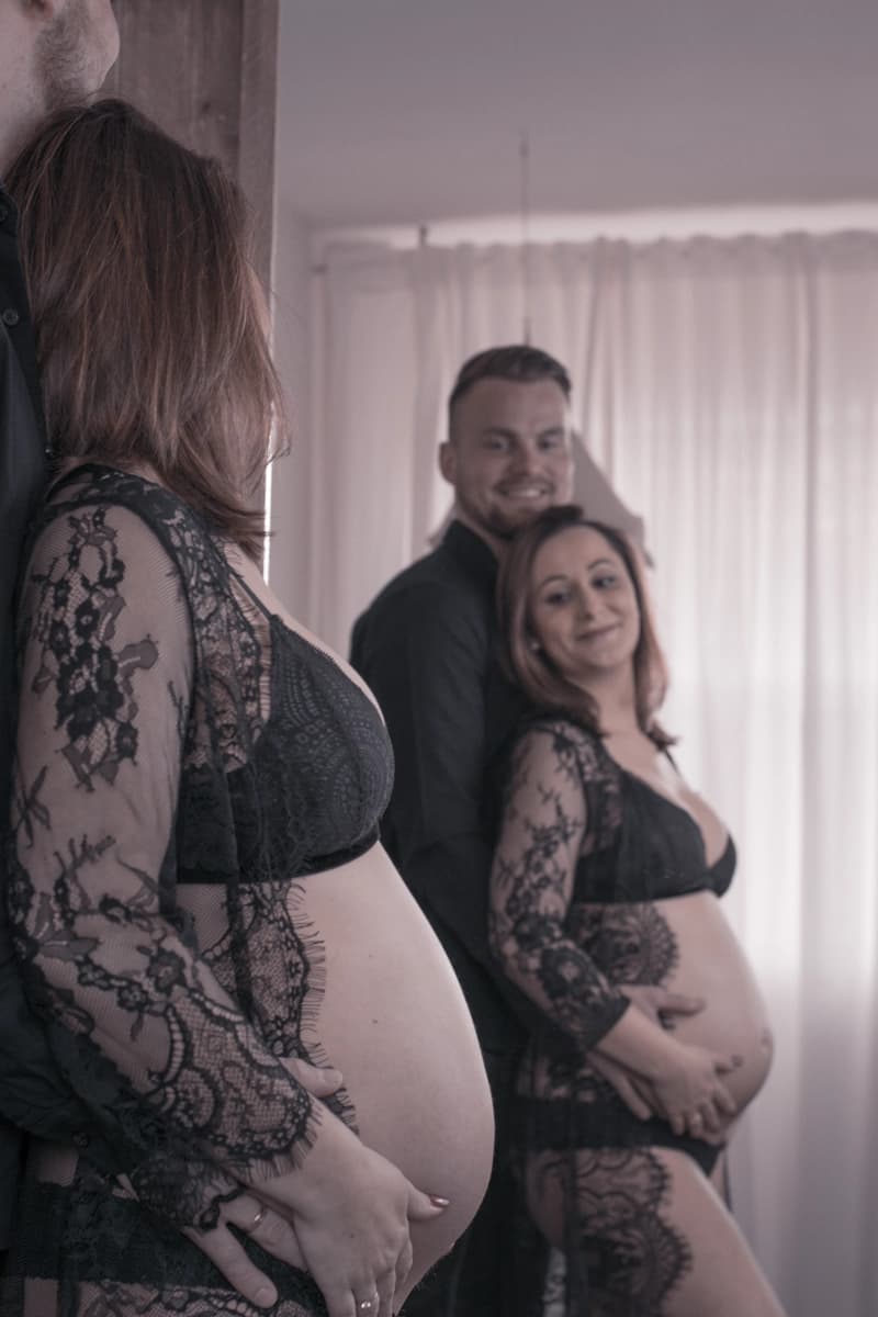 Zwangerschapsboudoir van een stel voor de spiegel in Veenendaal