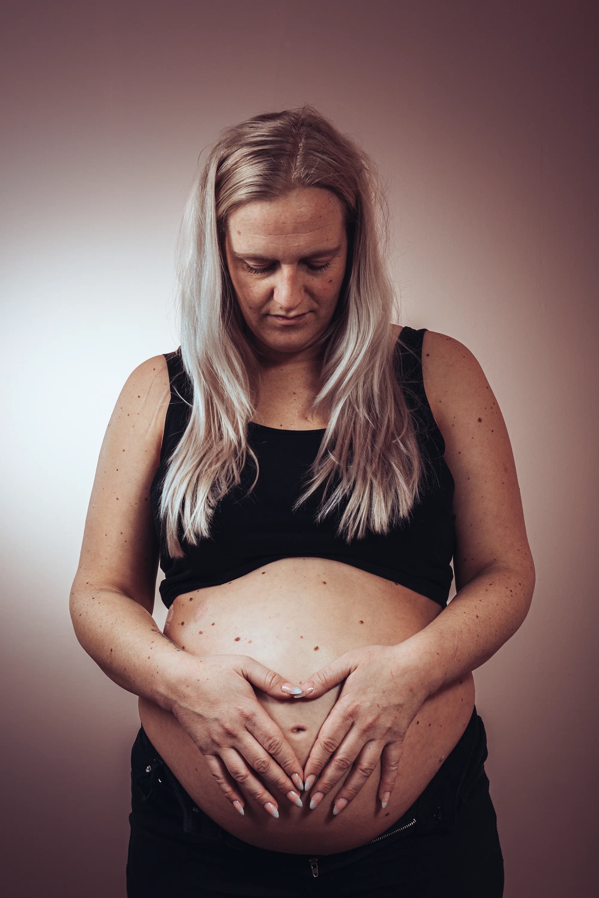 Zwangerschapsportret van een vrouw in de studio in Veenendaal